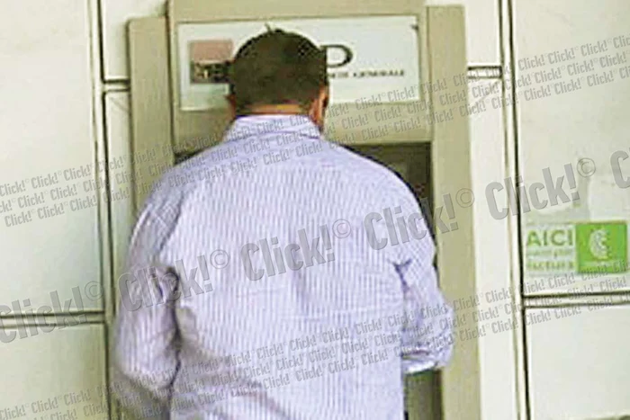 Înainte de a se duce la  masă cu familia, soţia  Alice şi fetiţa Mina,  Horia Brenciu s-a oprit  să scoată bani  de la bancomat (Fotografii: Alex Muscaliu)