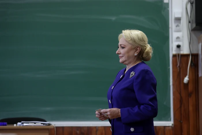 Viorica Dăncilă nu s-a despărțit de broșa norocoasă nici la vot