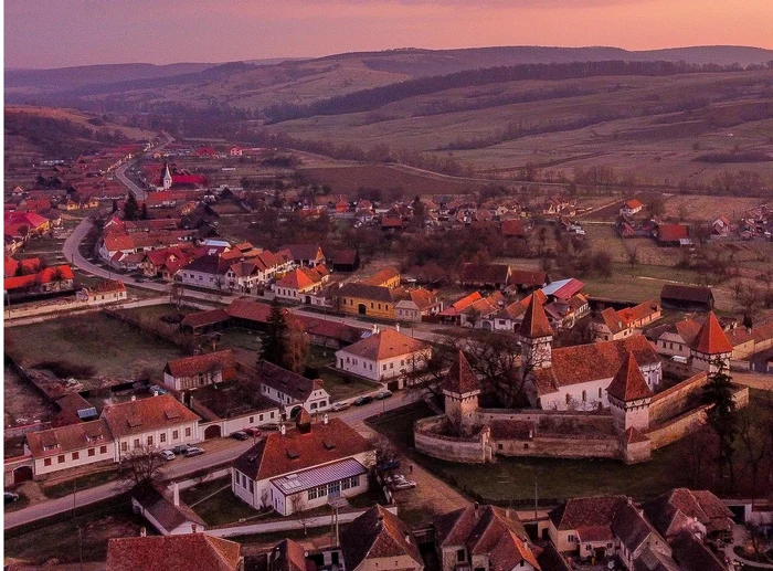 Satul Cincșor din județul Brașov, la răsărit. Sursă foto: Facebook/ bluedot.ro