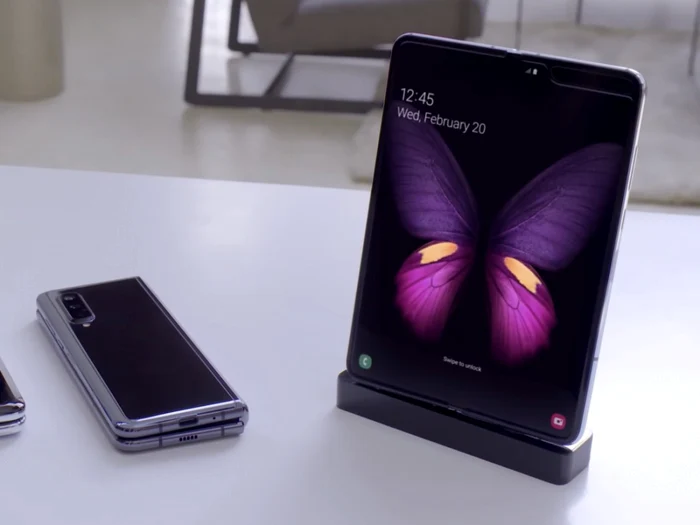 Samsung Galaxy Fold e primul telefon pliabil care va ajunge pe piaţăSursa Foto: androidcentral.com