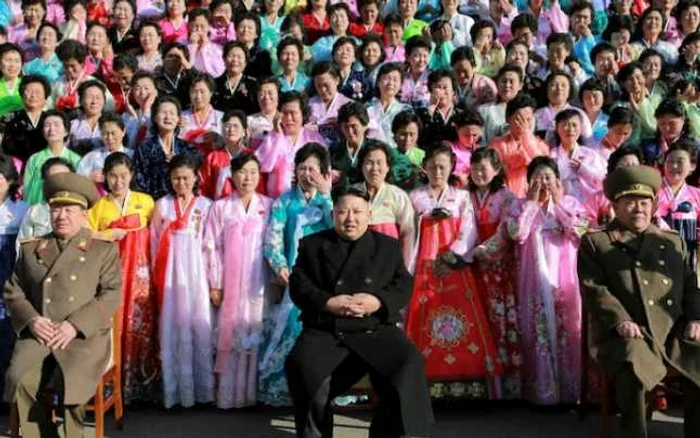 Liderul nord-coreean Kim Jong-un, înconjurat de femei FOTO AFP