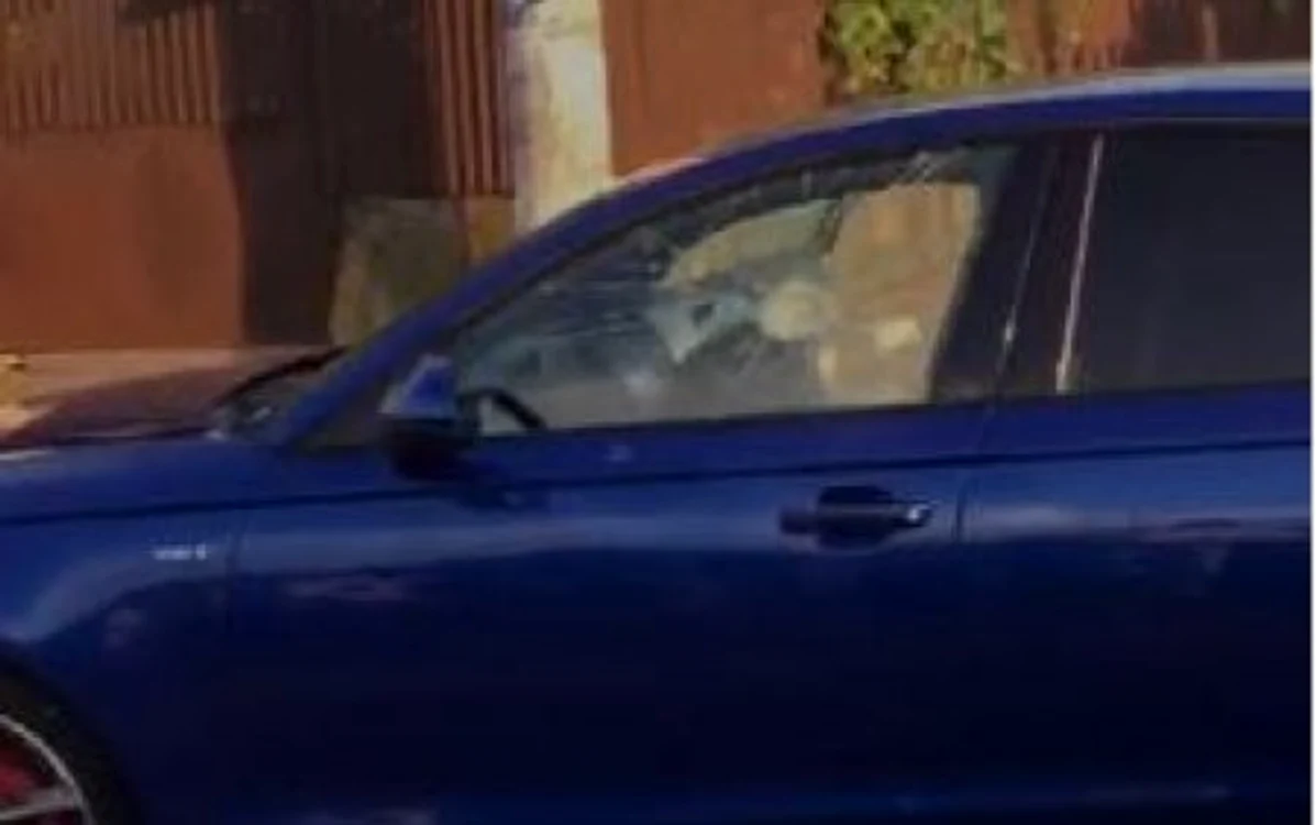 Geamurile mașinii au fost sparte de gloanțe, care au căzut apoi pe caldarâm
