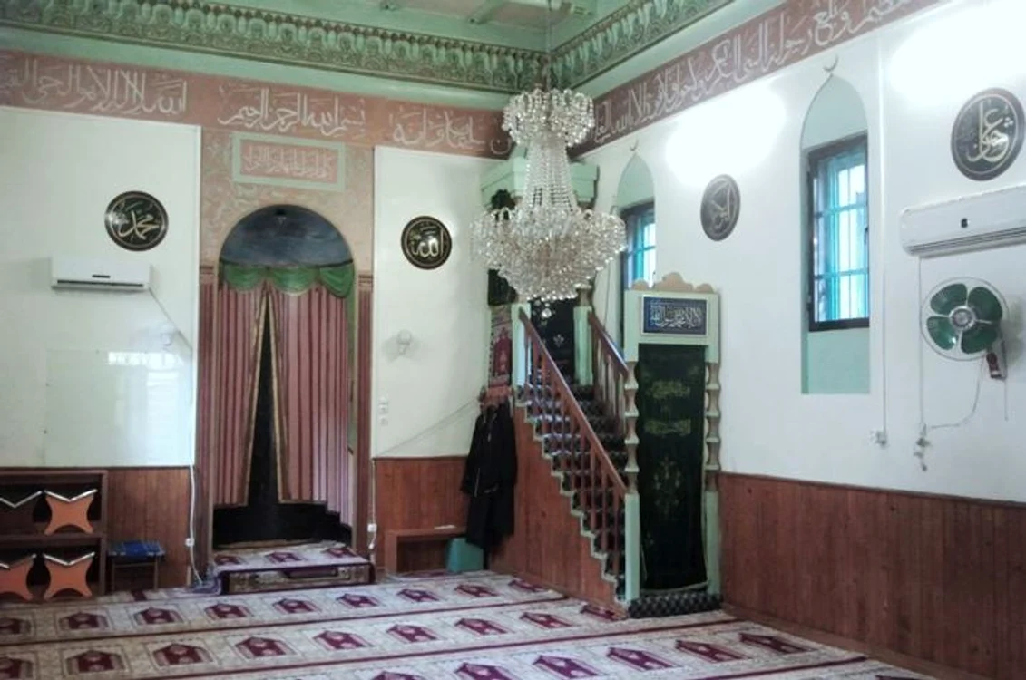 Interior din singura moschee din București, autorizată și recunoscută de Muftiatul Musulman (foto: danbrumar.ro)