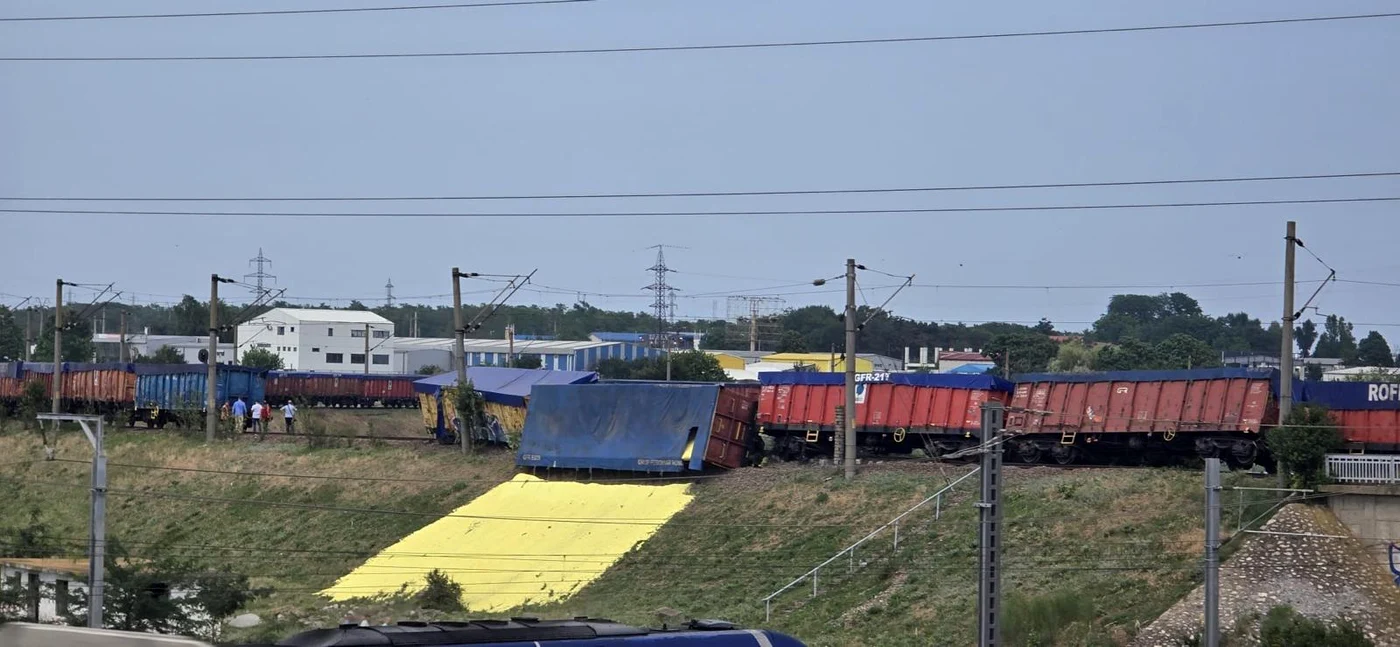 Unul dintre vagoane s-a răsturnat. FOTO ISU Dobrogea