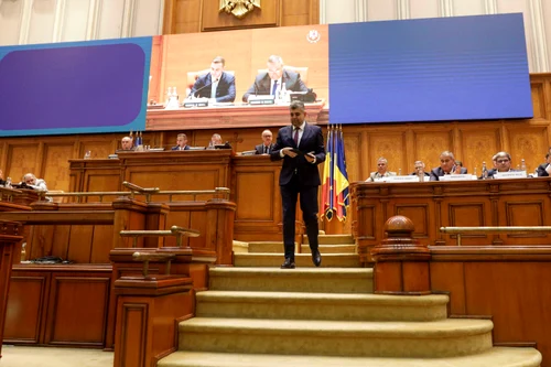 Plenul reunit al Parlamentului României cu ocazia asumării răspunderii de către Guvernul de coaliție PSD - PNL a unui pachet de măsuri fiscale, în București Foto: Inquam Photos George Călin