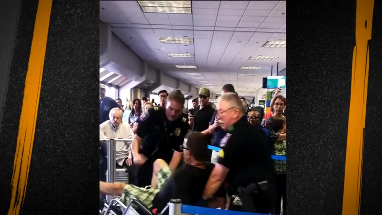 Bărbatul a fost coborât din avion de polițiști. FOTO Captură video  r/AirRage air Reddit