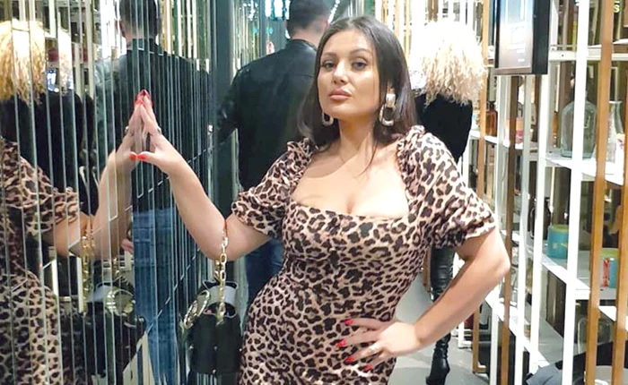 
    Mândră de formele ei, Bianca Rus pozează provocator  