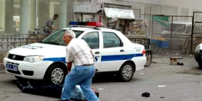 În timpul acţiunii poliţiei, câteva persoane au fost rănite