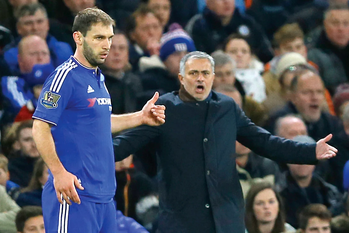 
    Mourinho a plecat pe uşa din dos de la Chelsea, dar speră să-şi ia revanşa de pe banca "Diavolilor roşii", unde va fi instalat din vară în locul lui Van GaalFoto: AP  