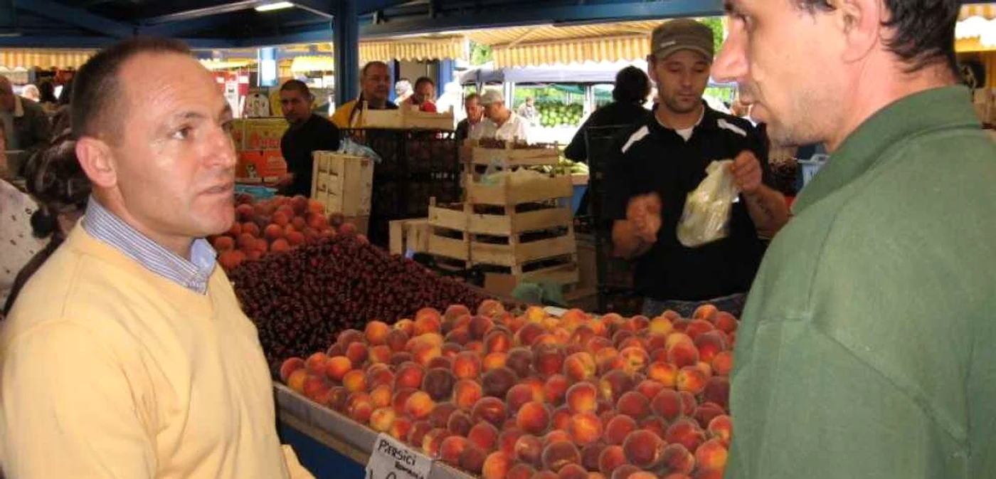 Comercianţii susţin fără jenă că marfa de import este românească. Foto: Talida Bendriş. 