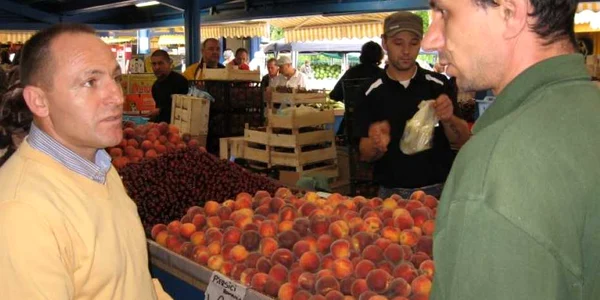 Comercianţii susţin fără jenă că marfa de import este românească. Foto: Talida Bendriş. 