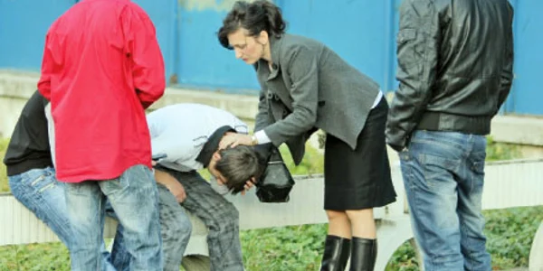 Unui adolescent care a consumat produse etnobotanice i s-a făcut rău în plină stradă  