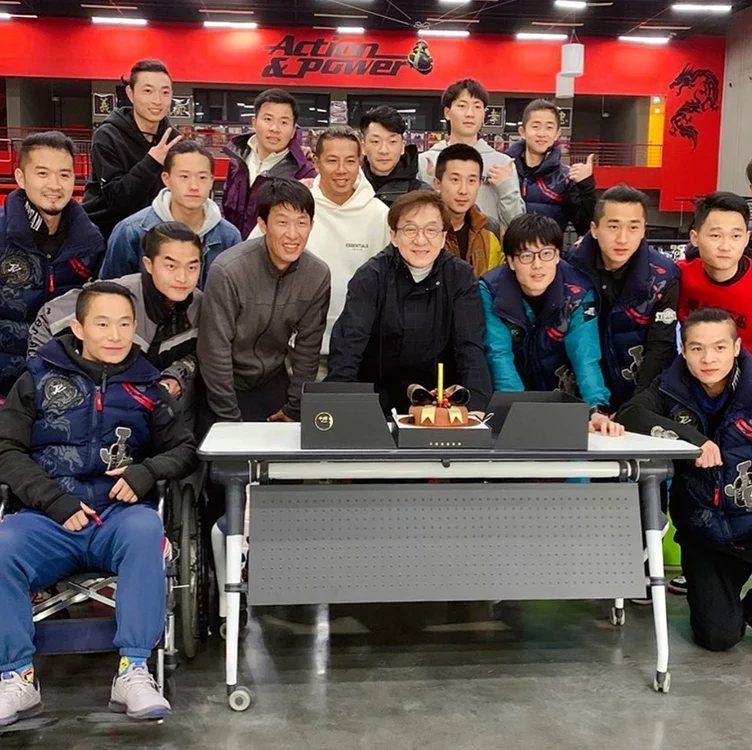 Jackie Chan, 67 de ani, și-a sărbătorit aniversarea alături de elevii de la școala lui de cascadoriefoto: Instagram