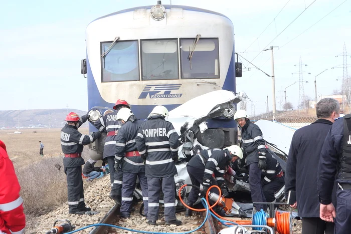 Mașina lovită de tren a fost distrusă în proporție de 90% FOTO arhivă Adevărul