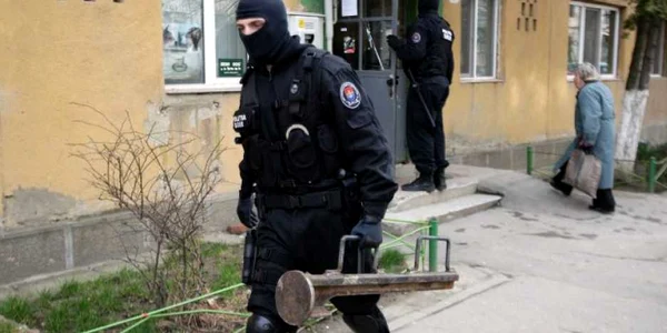 În urma descinderii poliţiei, au fost reţinute patru persoane