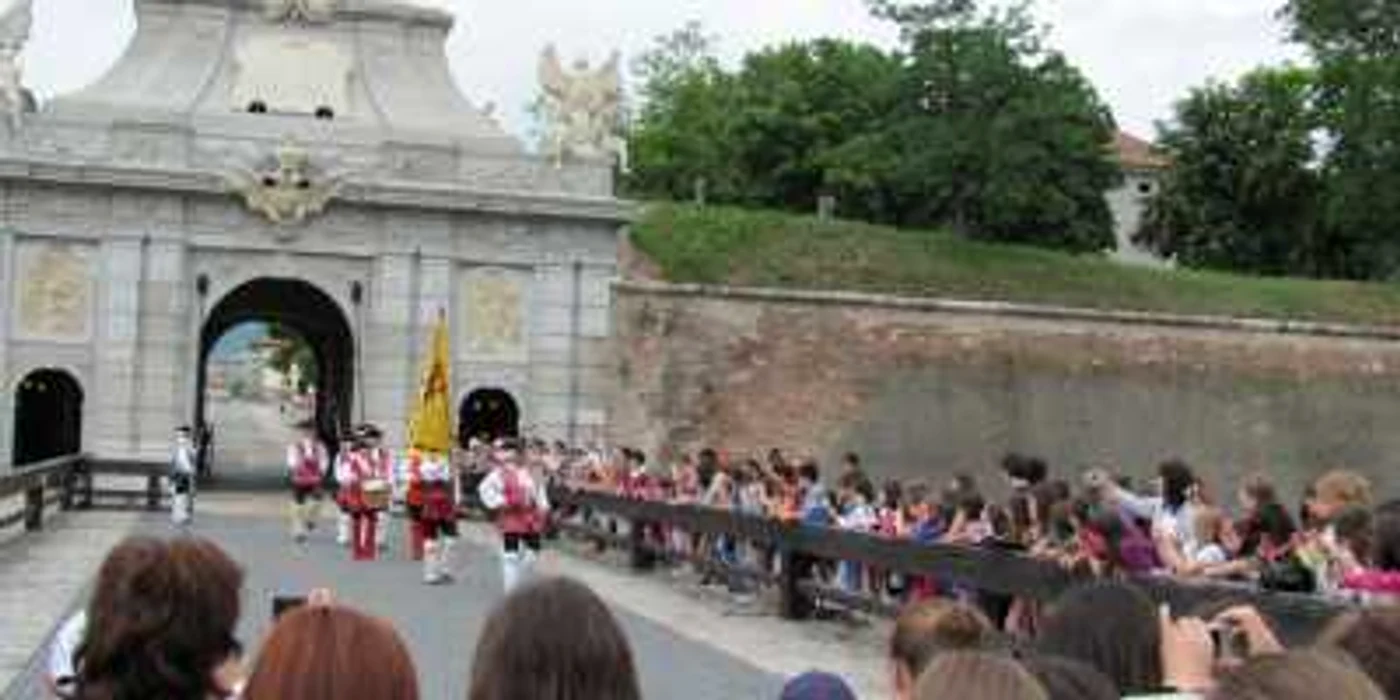 Turiştii ajung la punctul central al cetăţii, Poarta a III-a