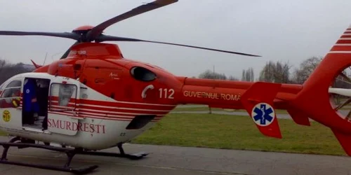 Elicopterul a aterizat pe terenul de fotbal al unităţii mlitare
