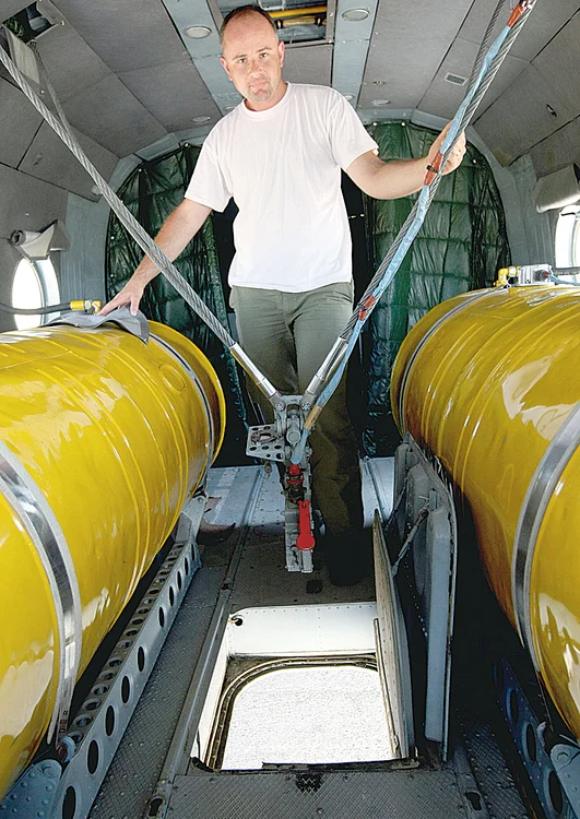 Rezervoarele sunt agăţate prin trapă