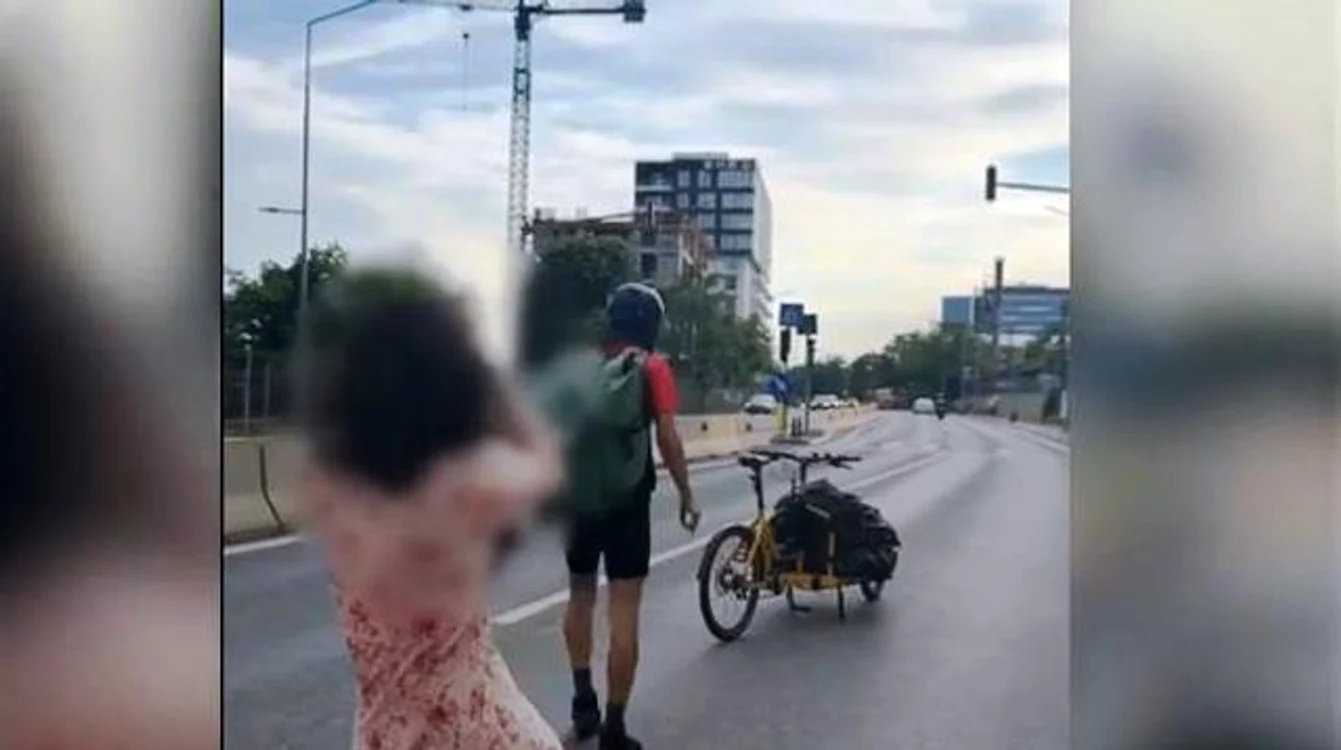 Șoferiță agresată în trafic de un biciclist FOTO: Captură video