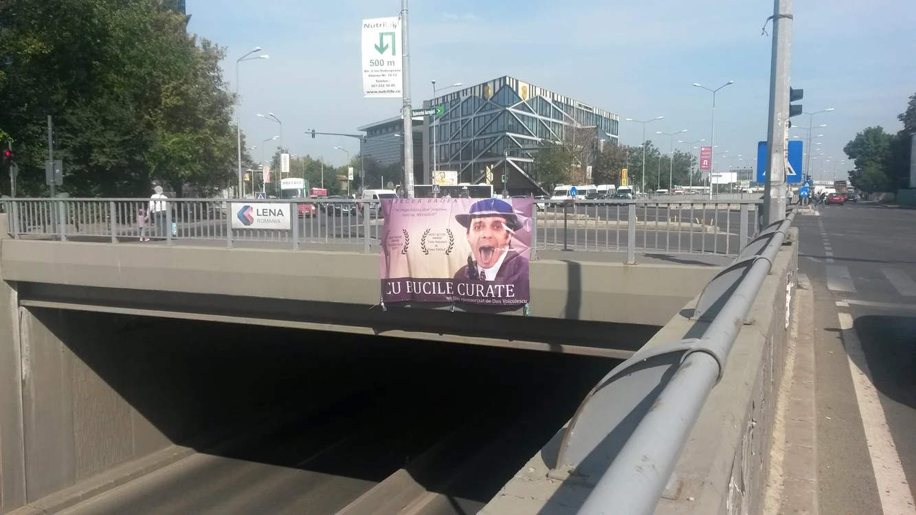 
    Mircea Badea, ironizat pe un banner afişat deasupra pasajului BăneasaFoto Facebook  