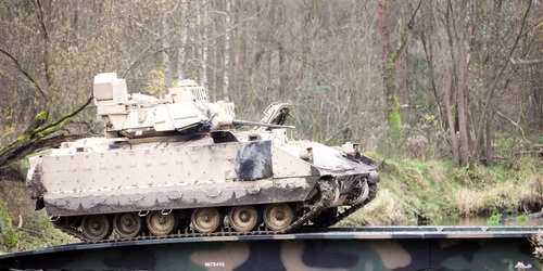 Vehiculul M2 Bradley in timpul unui exercitiu in Polonia FOTO EPA EFE jpg
