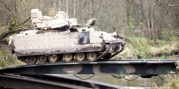 Vehiculul M2 Bradley in timpul unui exercitiu in Polonia FOTO EPA EFE jpg