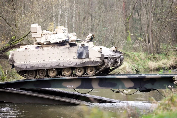 Vehicul M2 Bradley în timpul unui exercițiu în Polonia FOTO EPA-EFE
