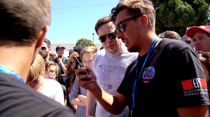 Denis Tudor și Elon Musk, analizând calculele tehnologiei. 