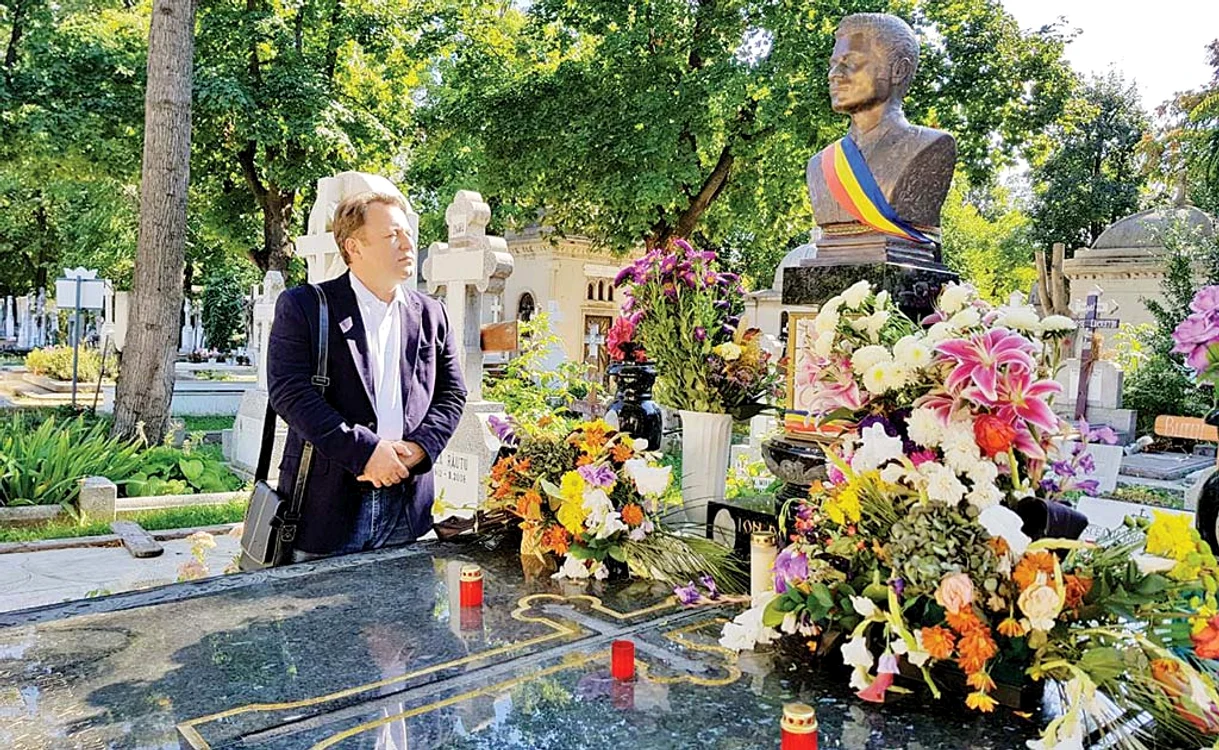 
    Ionuţ Dolănescu  a fost la cimitir însoţit de un prieten  
