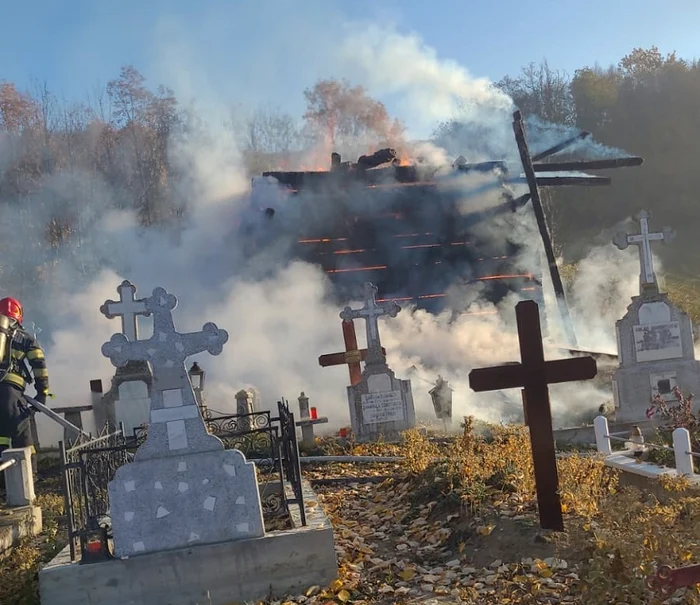 Biserica de la Mărăști era unică în rândul bisericilor din lemn din Moldova FOTO ISU Bacău