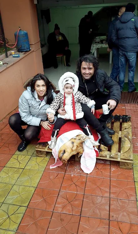 
    Raluca și Pepe au cocoțat-o  pe micuța Maria pe trofeul  de 100 de kilograme  