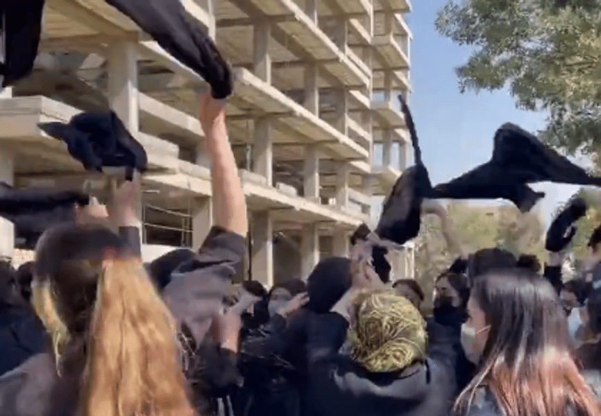 Elevele din Iran s-au alăturat protestelor. „Dacă nu ne unim, ne vor ucide unul câte unul” FOTO VIDEO