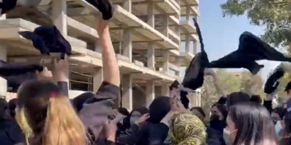 Elevele din Iran s-au alăturat protestelor împotriva guvernului foto captură de ecran