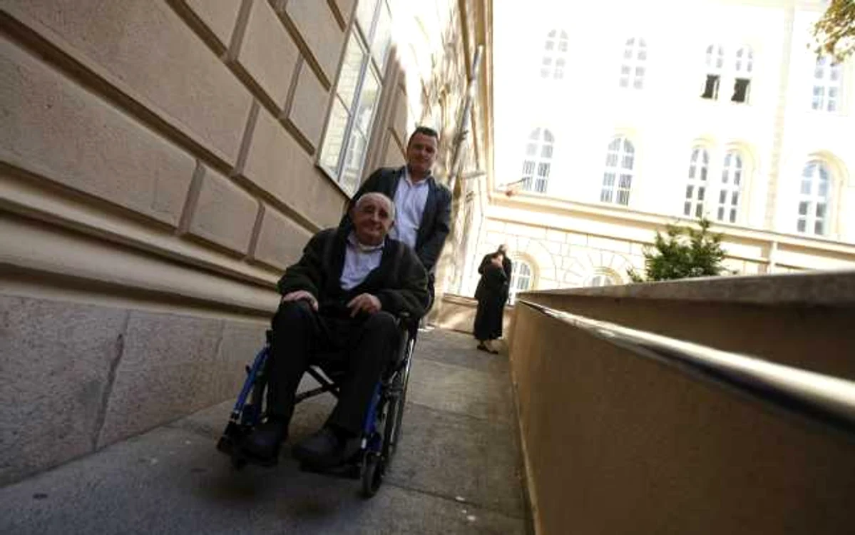 Dumitru Herman susţine că ţiganii l-au băgat în scaunul cu rotile