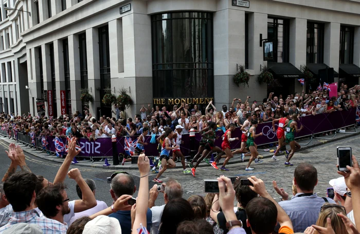 
    La Londra, în 2012, mii de oameni au asistat, pe străzi, la maraton și la probele de marșFoto: EPA-EFE  
