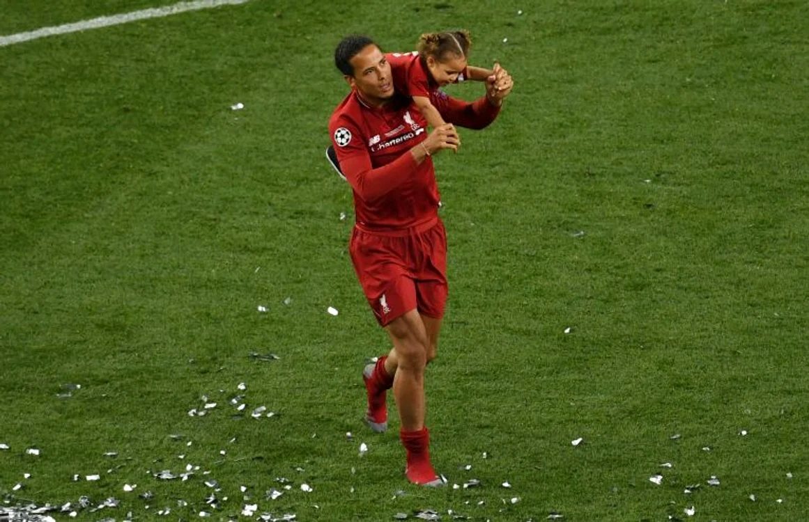 Virgil van Dijk și-a purtat fetița pe umeri