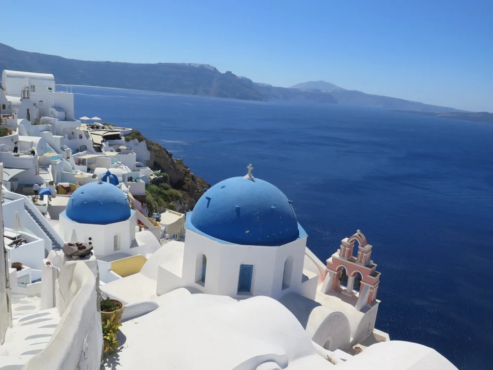 Pozele pe treptele de lângă această biserică din Oia sunt printre cele mai râvnite de turiştii din întreaga lume Fotografii: Dana Mischie