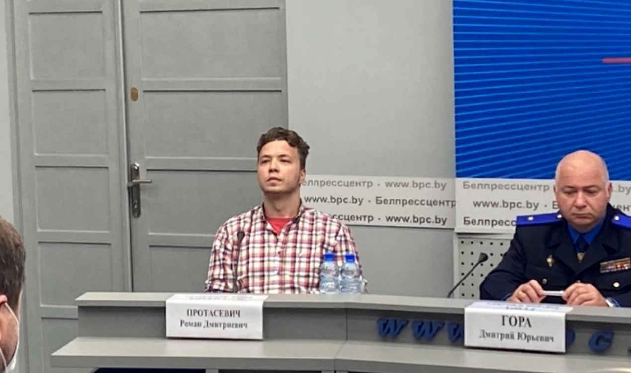 Jurnalistul bielorus Roman Protasevici a a fost adus luni la Minsk într-o conferinţă de presă susţinută de oficiali ai regimului Lukaşenko FOTO captură Twitter