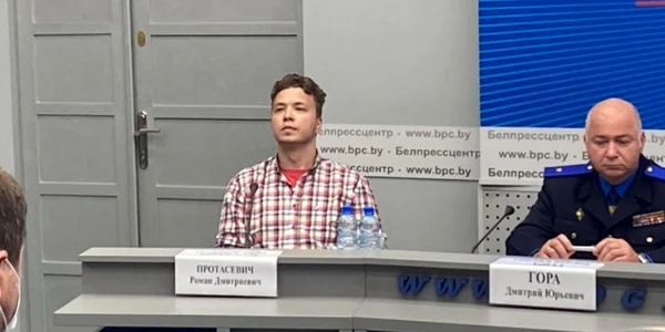 Jurnalistul bielorus Roman Protasevici a a fost adus luni la Minsk într-o conferinţă de presă susţinută de oficiali ai regimului Lukaşenko FOTO captură Twitter