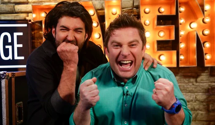 Smiley şi Pavel Bartoş sun prezentatorii emisiunii