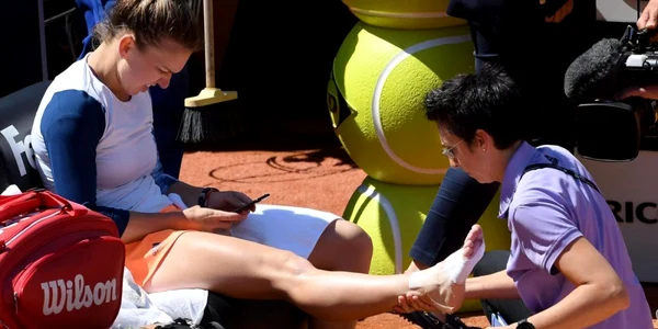 Simona Halep picior accidentat in finala turneului de la Roma EPA/Claudio Onorati