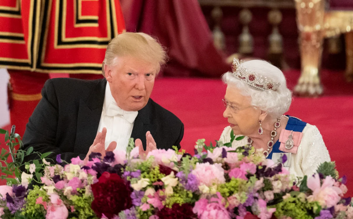 
    Trump, într-o discuție cu suverana Marii Britaniifoto: Getty Images  