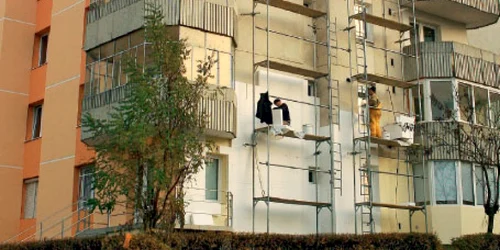 Reabilitarea clădirilor s-a mişcat într-un ritm greoi