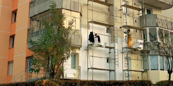 Reabilitarea clădirilor s-a mişcat într-un ritm greoi