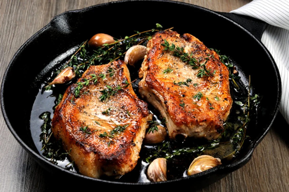 Cotletele de porc sunt foarte ușor de pregătit / foto: Adobe Stock Images