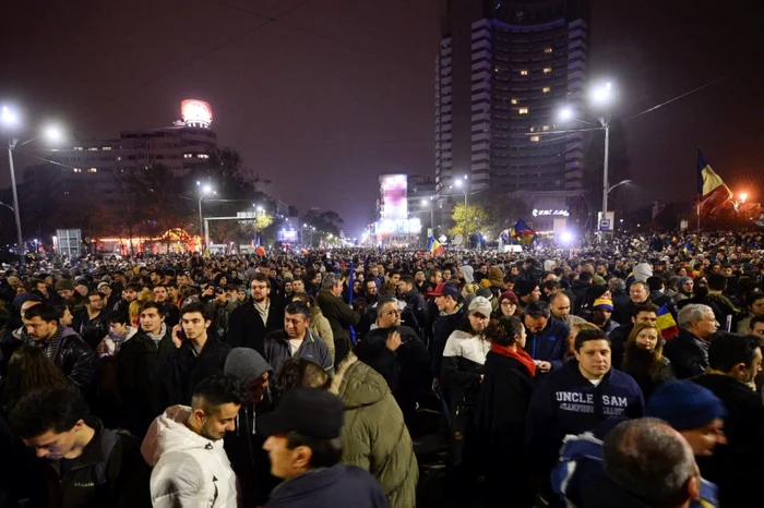 Mii de oameni au ieşit aseară în stradă să sărbătoreacă victoria civilizaţiei împotriva mârlăniei