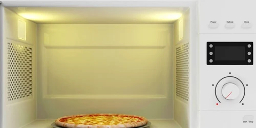 cuptor cu microunde pizza shutterstock