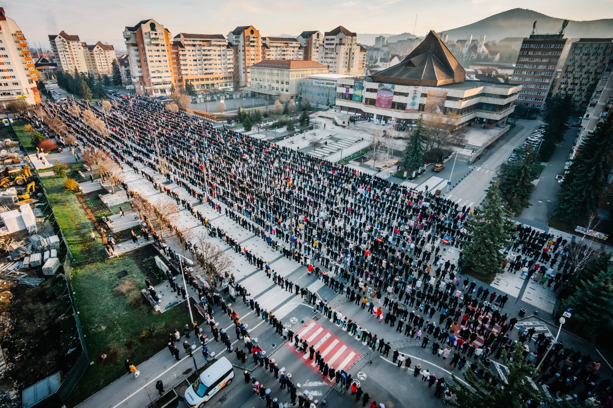Imagini spectaculoase la Miercurea Ciuc: mii de credincioși, aliniați la sfințirea bucatelor de Paște