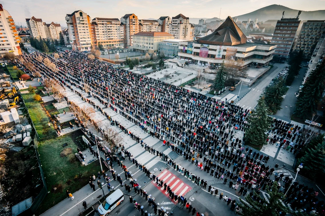 Mii de oameni s-au adunat duminică, de Paște, în centrul orașului Miercurea Ciuc FOTO: Teutsch Tamás/ Facebook Kelemen Hunor
