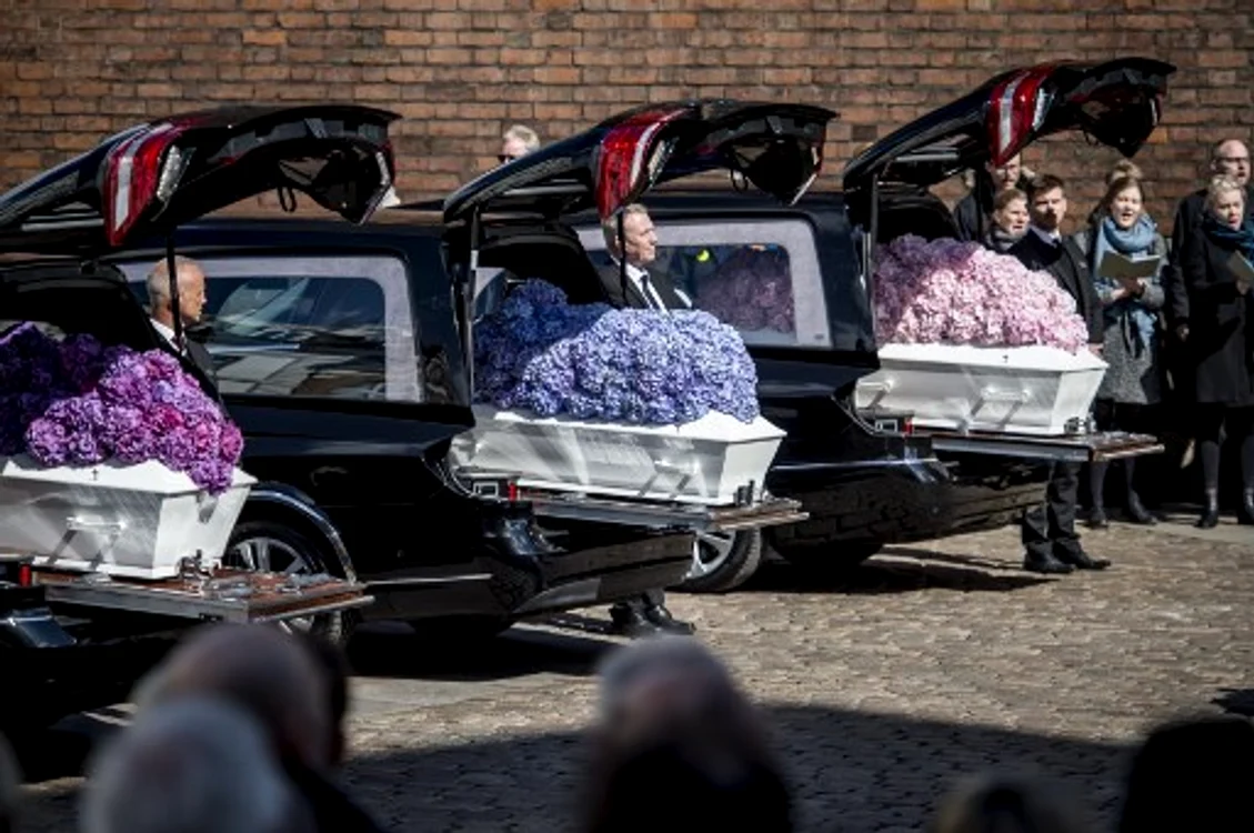 Anders Holch Povlsen, alături de soția Anne și fiica Astrid, la înmormântarefoto: EPA-EFE